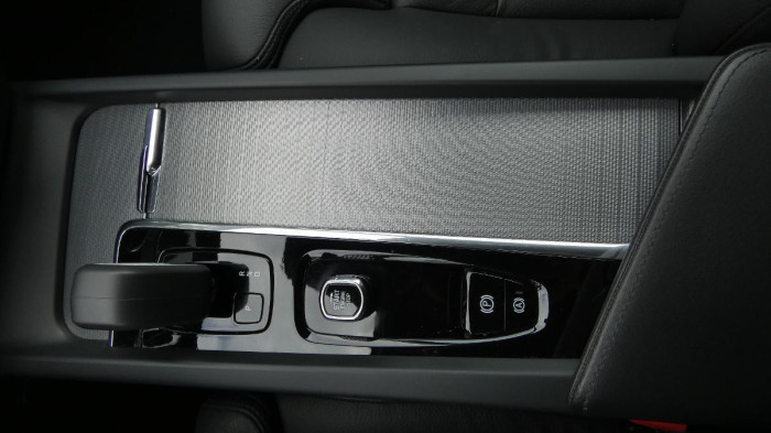 Volvo V60 B4 benzin Plus Dark DCT na operativní leasing