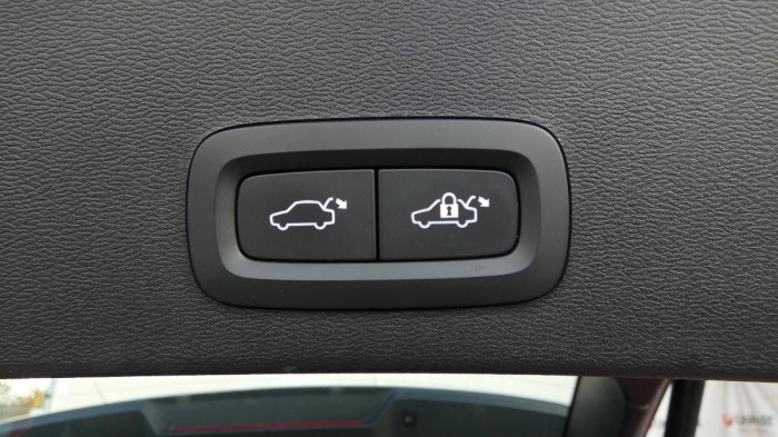 Volvo XC40 B3 PLUS DARK DCT na operativní leasing