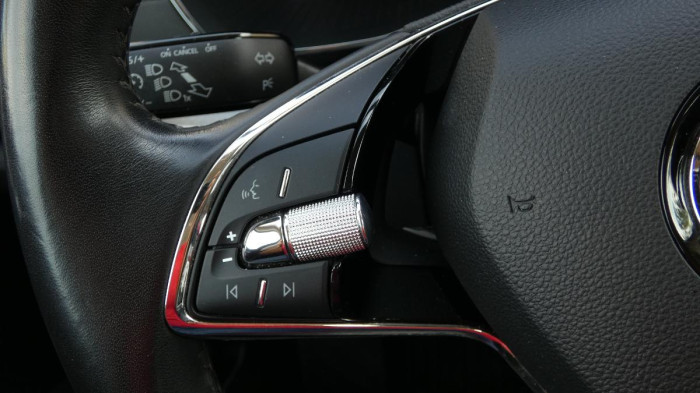 Volvo XC40 B3 PLUS DARK DCT na operativní leasing