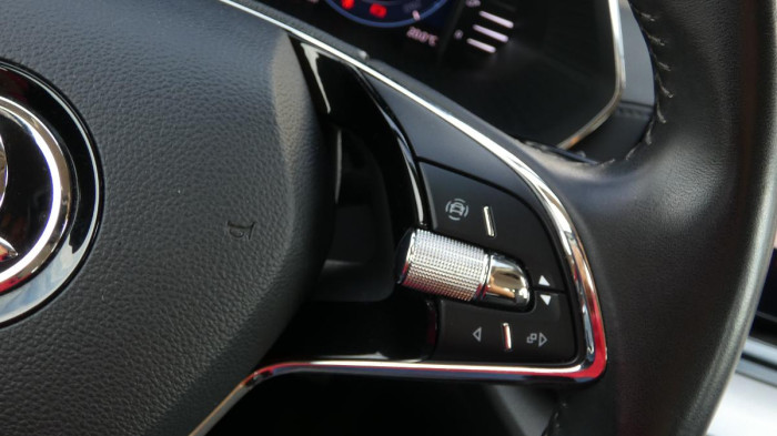 Volvo XC40 B3 PLUS DARK DCT na operativní leasing