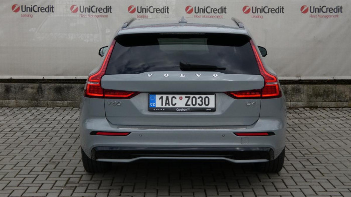 Volvo V60 B4 benzin Plus Dark DCT na operativní leasing