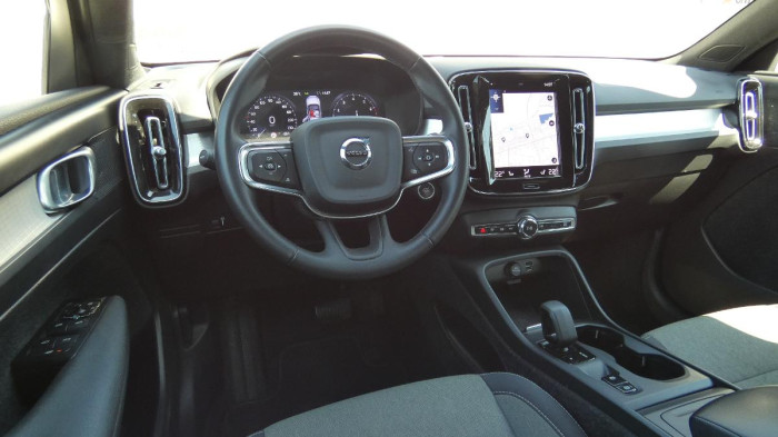 Volvo XC40 B3 FWD Momentum na operativní leasing