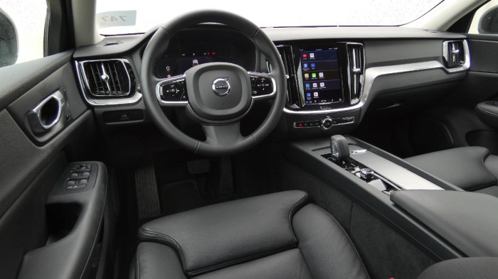 Volvo V60 B4 benzin Plus Dark DCT na operativní leasing