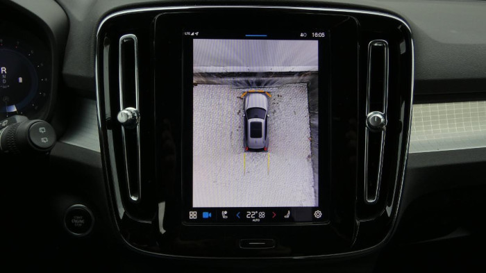 Volvo XC40 B3 PLUS DARK DCT na operativní leasing