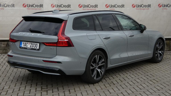 Volvo V60 B4 benzin Plus Dark DCT na operativní leasing