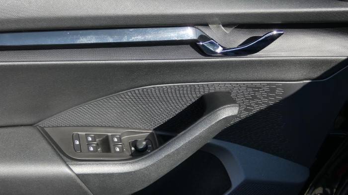 Volvo XC40 B3 PLUS DARK DCT na operativní leasing