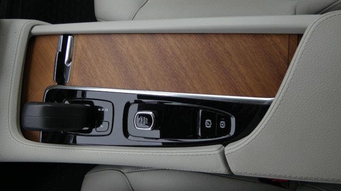 Volvo XC90 B5 AWD Momentum PRO 7 MÍST na operativní leasing