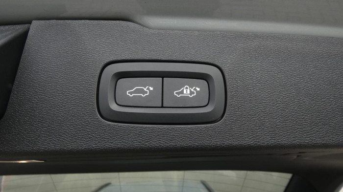 Volvo V60 B4 benzin Plus Dark DCT na operativní leasing