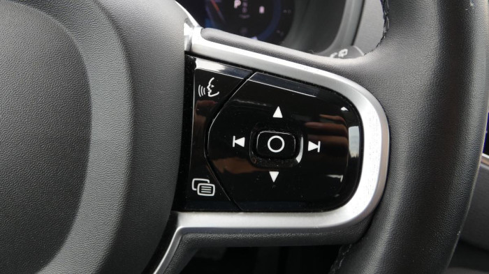 Volvo XC90 B5 AWD Core na operativní leasing