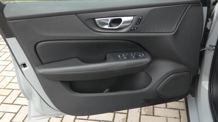 Volvo V60 B4 benzin Plus Dark DCT na operativní leasing