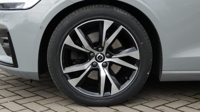 Volvo V60 B4 benzin Plus Dark DCT na operativní leasing