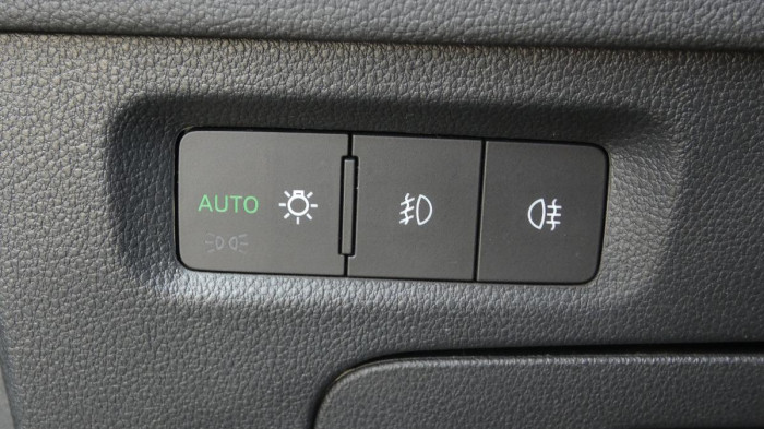 Volvo XC40 B3 PLUS DARK DCT na operativní leasing