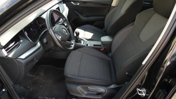 Volvo XC40 B3 PLUS DARK DCT na operativní leasing