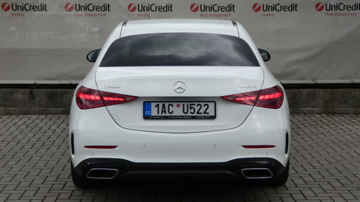 Mercedes-Benz Třídy C Sedan 300 4MATIC na operativní leasing