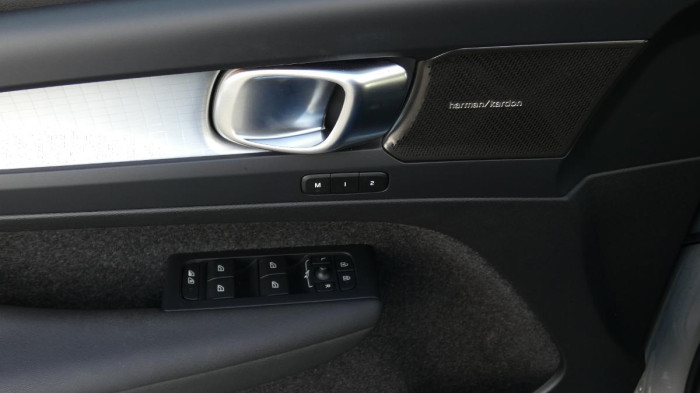 Volvo XC40 B3 PLUS DARK DCT na operativní leasing