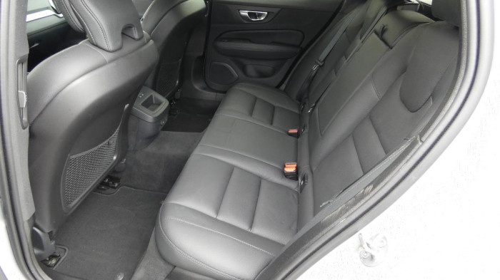 Volvo V60 B4 benzin Plus Dark DCT na operativní leasing