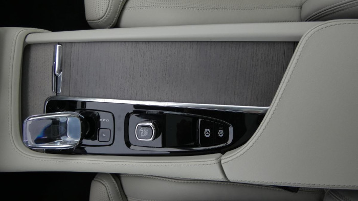 Volvo XC90 B5 AWD Plus Bright 7 míst na operativní leasing