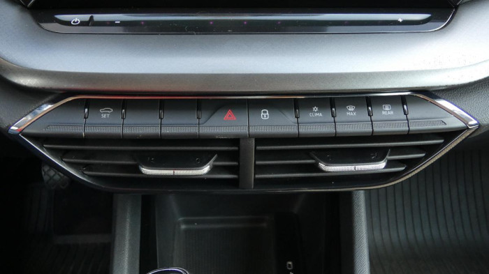 Volvo XC40 B3 PLUS DARK DCT na operativní leasing