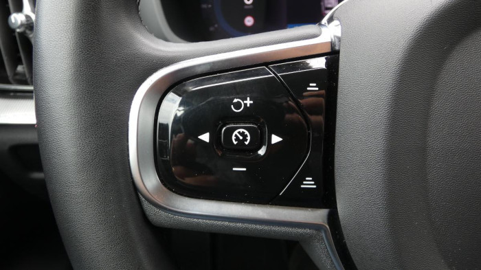Volvo V60 B4 benzin Plus Dark DCT na operativní leasing