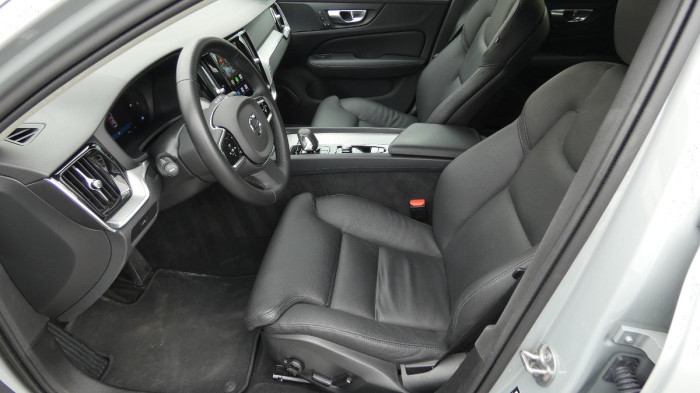 Volvo V60 B4 benzin Plus Dark DCT na operativní leasing