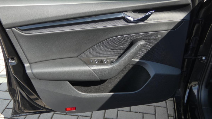 Volvo XC40 B3 PLUS DARK DCT na operativní leasing