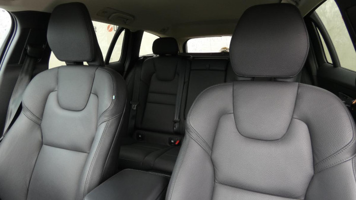 Volvo V60 B4 benzin Plus Dark DCT na operativní leasing