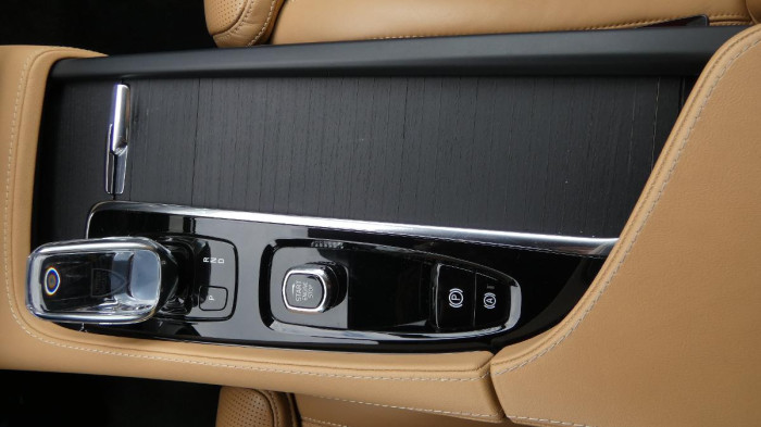 Volvo XC90 B6 AWD INSCRIPTION na operativní leasing